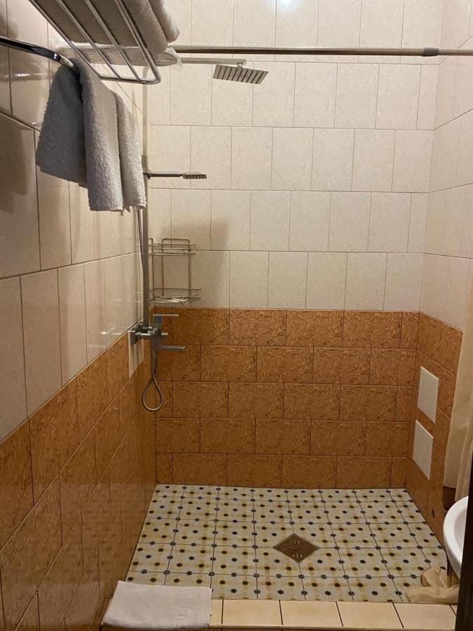 Hotel Gostynnyi Dvir Буча Экстерьер фото