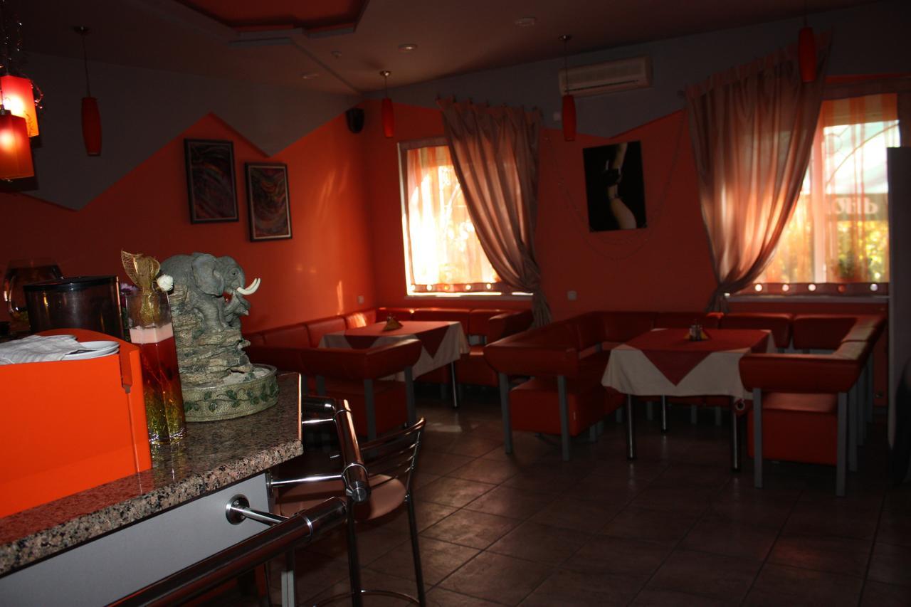 Hotel Gostynnyi Dvir Буча Экстерьер фото