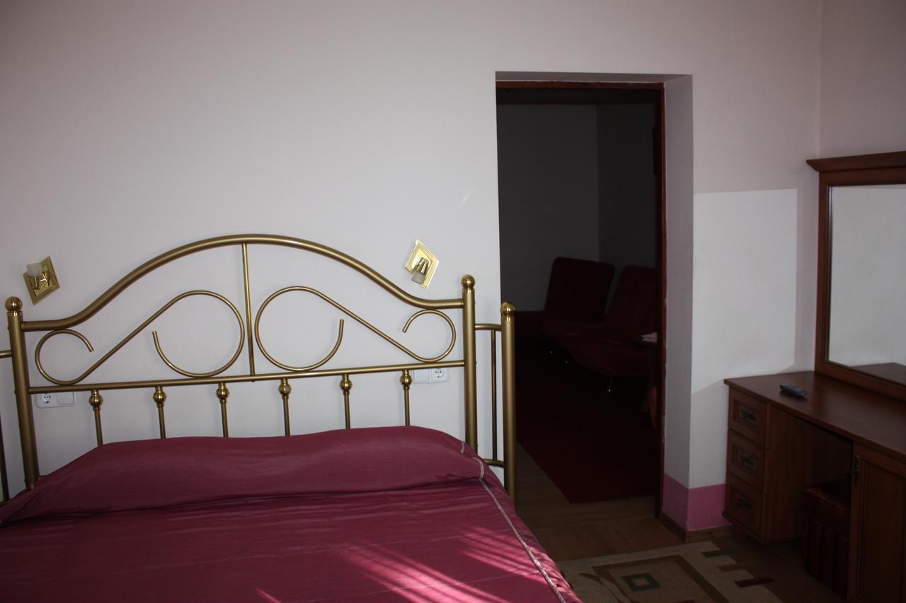 Hotel Gostynnyi Dvir Буча Номер фото
