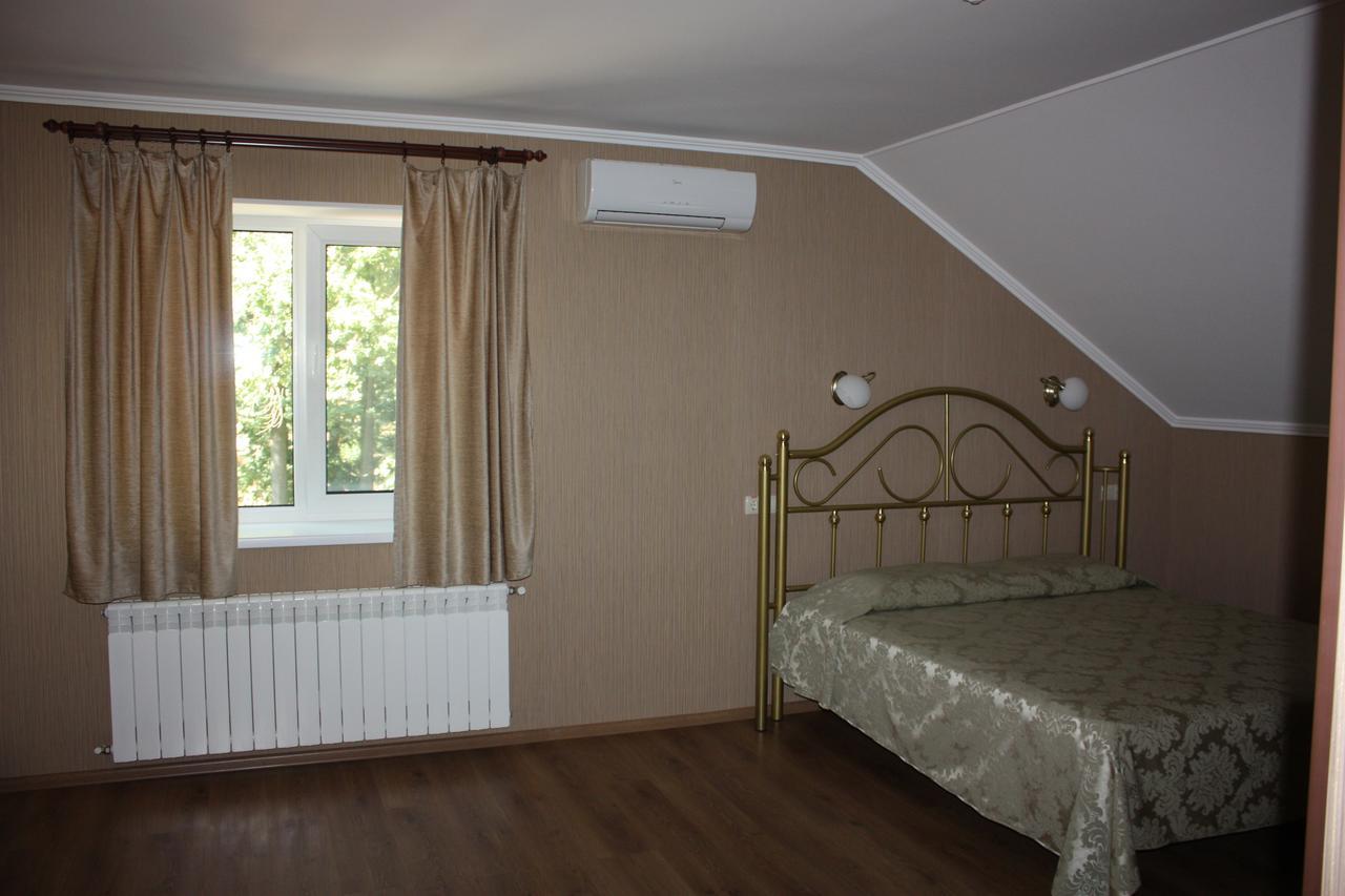 Hotel Gostynnyi Dvir Буча Экстерьер фото