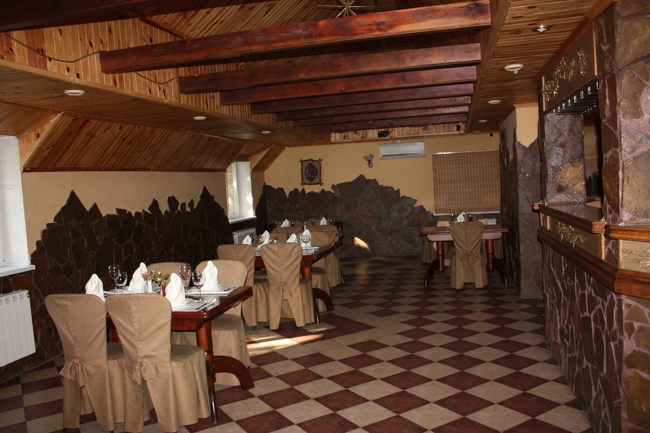 Hotel Gostynnyi Dvir Буча Экстерьер фото