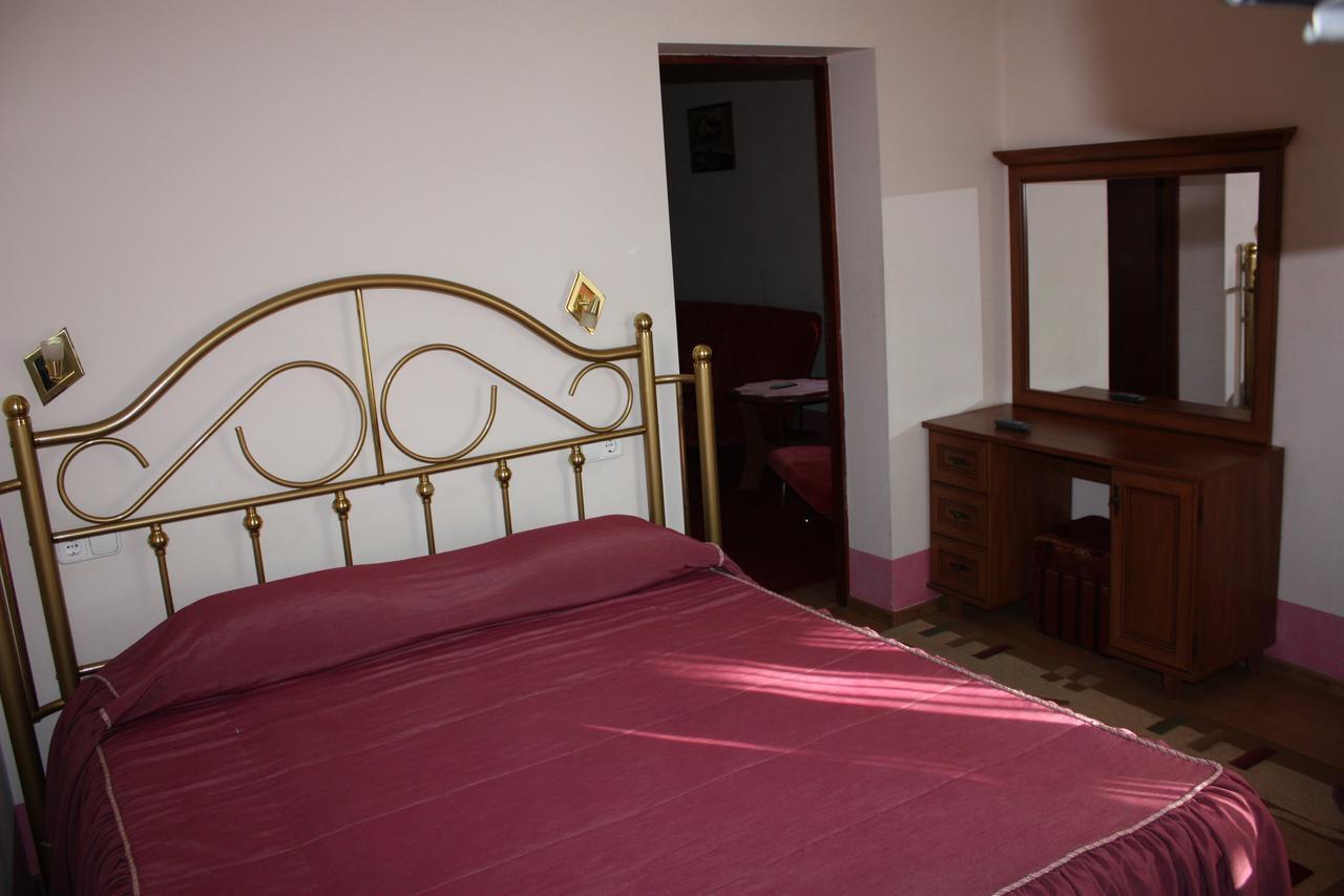 Hotel Gostynnyi Dvir Буча Экстерьер фото